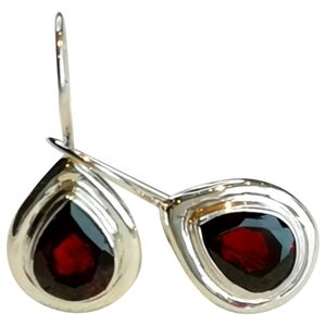Teardrop shaped Garnet earrings in Sterling Silver 🆕